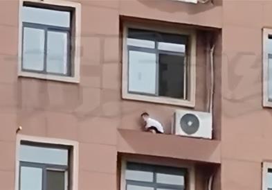 Дете си игра криенка на раб на петкатница во Кина (Вознемирувачко видео) 