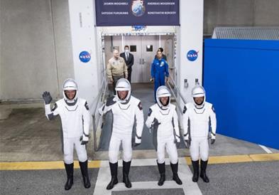 Вселенското летало на „Спејс Икс“ со четворица астронаути полета за „ISS“