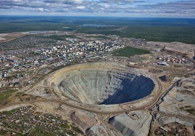 Џиновска дупка вшмукува авиони и хеликоптери- напуштениот рудник на Сталин пак ќе работи(ВИДЕО)