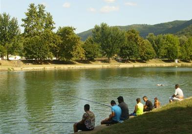Млад рибар загина во Србија- трската му се закачила на далновод 
