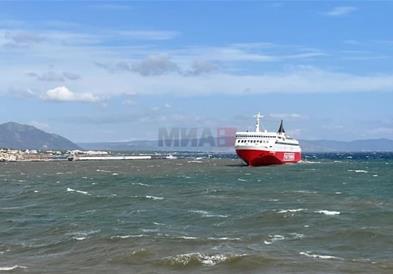 Се заплеткаа сидрата на три траекти во близина на атинското пристаниште Рафина