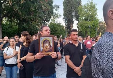 Со икони, крстови и темјан против новите биометриски лични карти, мирен протест во Атина