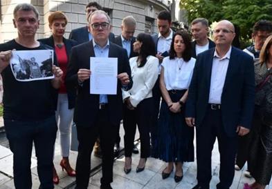 Српската опозиција предаде барање за вонредни избори до крајот на годината