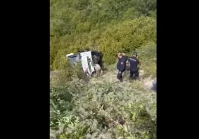 Видео: Автобус слета на патот Цетиње – Будвa, се јавува за најмалку тројца загинати