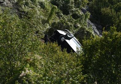 Автобуска несреќа во Црна Гора: Двајца загинати и 17 повредени, кога автобус падна во бездна