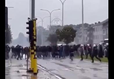 Видео: Хаос пред мечот од Конференциската лига: Тепачка на улица, уапсени околу сто навивачи!