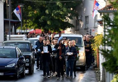 Денеска ќе бидат погребани тројцата Срби, кои загинаа во Бањска, колометарски колони во Звечан