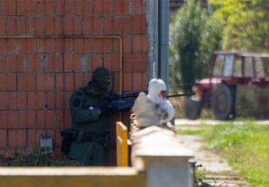 Драма во Хрватска: Маж фрлил молотов коктел, се полил со бензин и се заканува од куќата  