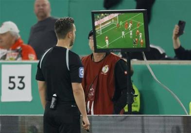 Премиер лигата ќе ги објавувa преговорите меѓу судиите и ВАР
