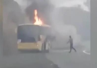 Се запали автобус на фудбалски тим од Англија 