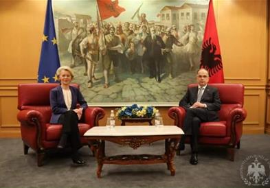Фон дер Лајен пристигна во Тирана и веднаш се сретна со албанскиот претседател Бегај