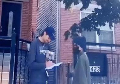 Излегол на врата да прими интересен пакет, не ни можел да погоди кој се крие зад маската