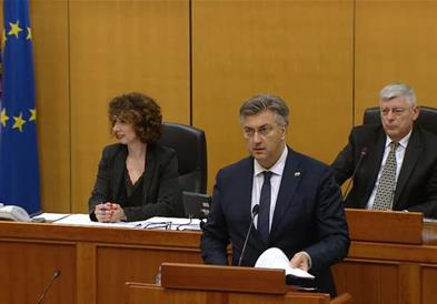 Шоу во хрватскиот Сабор: Пленковиќ самиот не се слуша, опозицијата удира по масите (ВИДЕО)