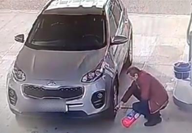 Видео: Возач се обидел да ја надува гумата со противпожарен апарат