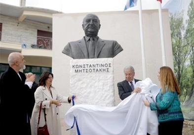 Константинос Мицотакис доби плоштад и биста во град во Албанија