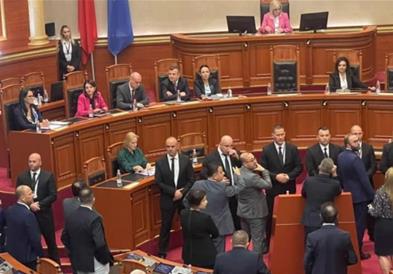 Хаос во албанскиот парламент: Блокирана говорницата, тепачка меѓу пратениците (ВИДЕО)