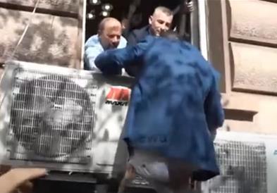 Шоу во Албанија: Опозиционерите влегуваат во Собрание низ прозорец (ВИДЕО)