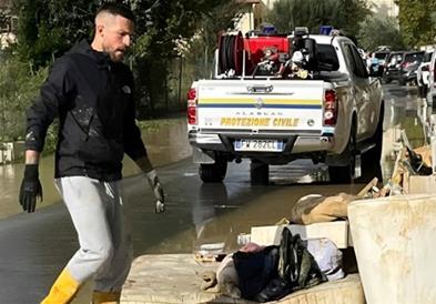 Синоќа како капитен ја водеше екипата против Јувентус, а денеска чисти ѓубре од улица