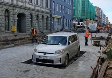 Не се појавил сопственикот на автомобилот, па работниците му направиле „бетонска рамка“ (ВИДЕО)