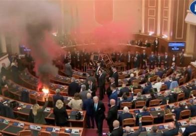Хаос и на денешната пленарна седница на албанскиот Парламент, на чиј дневен ред е Нацрт-буџетот
