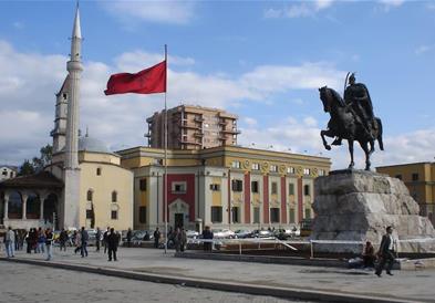 Во Албанија за пет години ветингот „отстрани“ 347 судии и обвинители