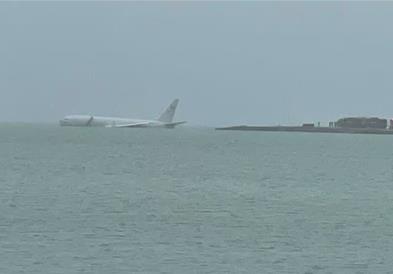 Фото: Авион на американската морнарица ја прелета пистата и слета во океанот