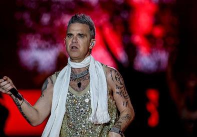 Почина жената, која падна преку седиштата на концертот на Роби Вилијамс 