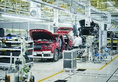 Перфекција за Toyota Century: Најдобри 40 мајстори рачно склопуваат три автомобили дневно 