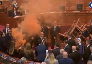 Повторно хаос во албанскиот Парламент
