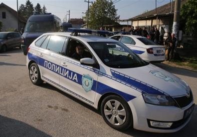 Ученици во Нови Пазар приведени поради лажни пријави за бомби, родители со прекршочни пријави