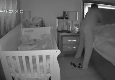 Ужас во САД: Тинејџер се приближува до креветот на мајка си и ја прободува до смрт (ВИДЕО)
