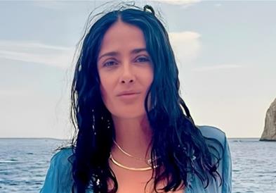 Салма Хаек во бикини ги воодушеви фановите и веднаш доби над половина милион лајкови (ФОТО)