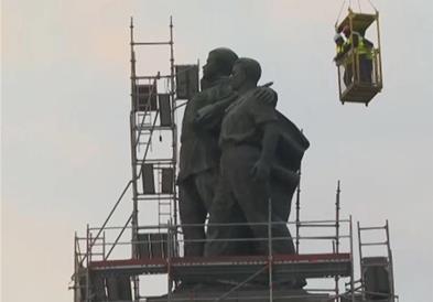 Засилено полициско присуство околу споменикот на советската армија во Софија,се демонтира