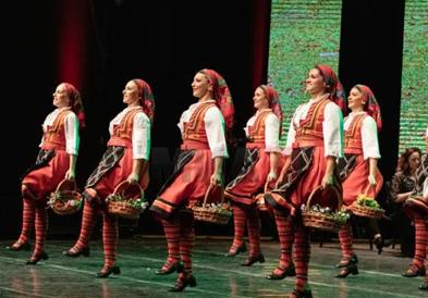 „Фолклорно-класична симбиоза“ на МОБ и „Танец“
