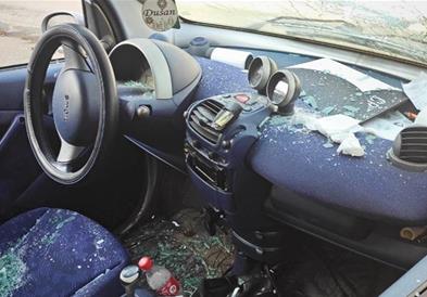 Нападнати се набљудувачи на изборите во Србија, им го скршиле автомобилот (ФОТО)