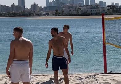 Ѓоковиќ игра одбојка во Дубаи, па воодушеви едно момче (ВИДЕО)