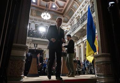 Канадски весник се извини за карикатура на Бајден и Зеленски 