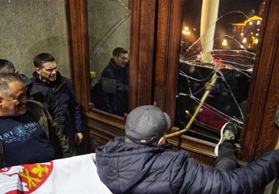 Хаос во Белград, опозицијата се обиде да влезе во градското собрание 