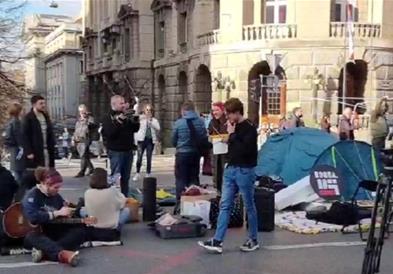 Српските студенти го блокираа центарот на Белград, раширија и шатори 
