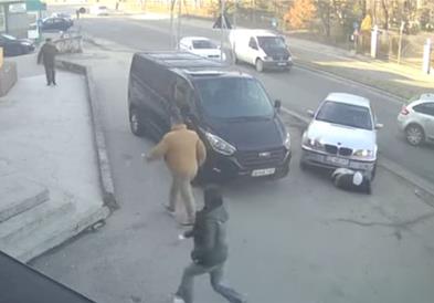 Намерно удрил човек со БМВ, па го влечкал десетина метри, сите во шок (Вознемирувачко видео) 