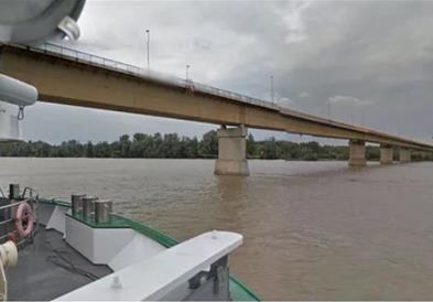 Брод натоварен со ѓубриво удри во мост и потона во Дунав, кај Бачка Паланка 