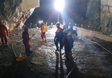 Тричлено семејство трет ден заробено во пештера во Словенија