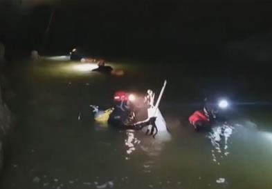 Спасени лицата заробени во пештерата во Словенија