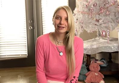 Има 29 години, а се однесува како бебе- користи цуцла и троши стотици долари на пелени (ВИДЕО)