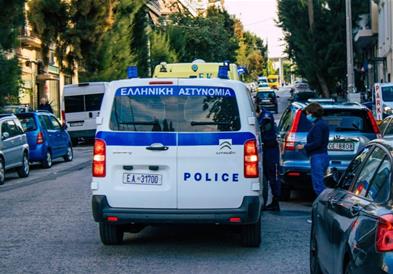 Ужас во Грција: Ја полил сопругата со бензин и жива ја запалил пред децата 