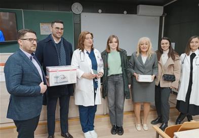 Студенти на Медицина доделија оксиметри и аспиратори за Клиниката за детски болести