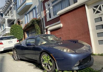 Фото: „Tesla Roadster“ обраснат со плевел, веројатно вреди мало богатство