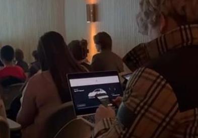 Студент за време на час си купил Порше