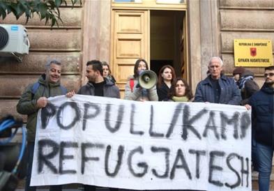 Протест пред Уставниот суд во Тирана, кој ја почна расправата за албанско-италијанскиот договор