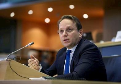 Вархеји: ЕК е загрижена поради одлуката на Косово да го укине динарот